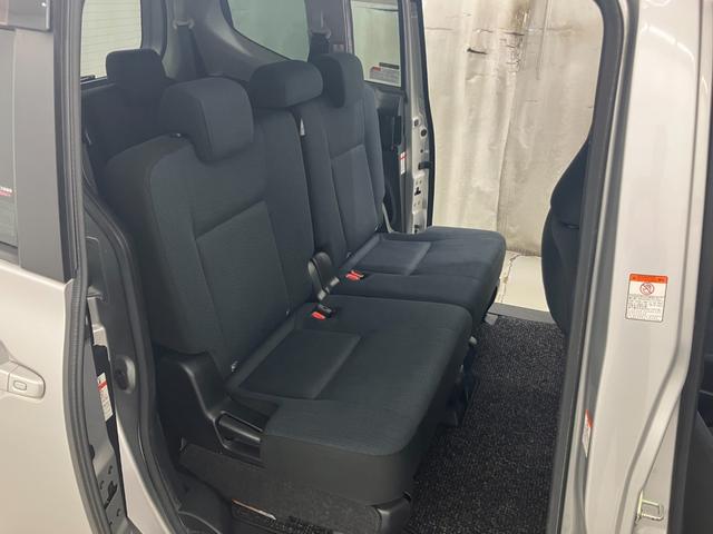 後部座席です。こちらもクリーニング専門のスタッフにより奇麗に仕上げております。後部座席の方も気持ちよくドライブを楽しめますね。