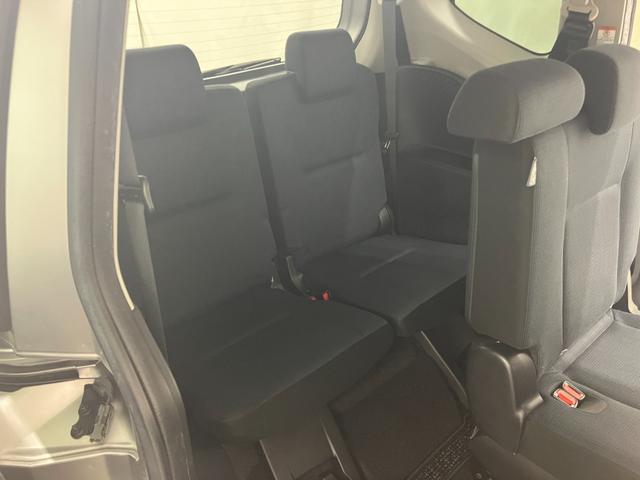 ３列目シートです。３列目は２人掛けられます。こちらもクリーニング専門のスタッフにより奇麗に仕上げております。