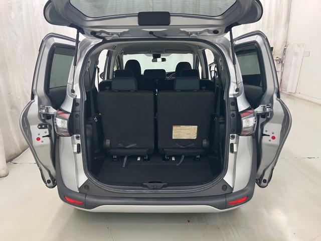 ラゲッジルームです。広々としており沢山の荷物を載せられます。また、セダンと違い間口が低いので荷物の載せ降ろしも楽ですよ。