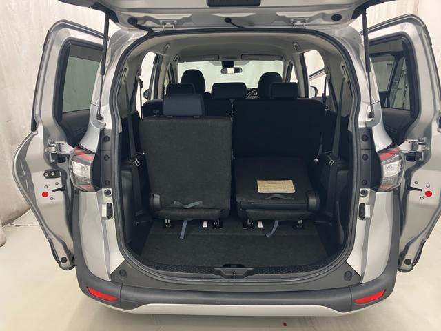 リヤシートは５対５で前倒出来ます。荷物の大きさによってアレンジでき便利ですね。