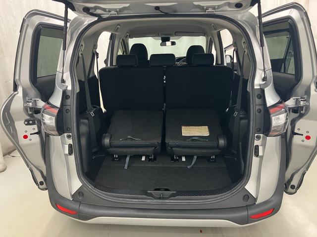 リヤシートを全倒すると、より大きな荷物を載せられます。