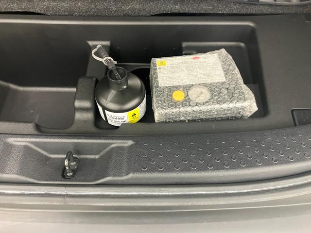 パンク修理キット搭載です。スペアタイヤでない分、ラゲッジスペースが広く使えます。