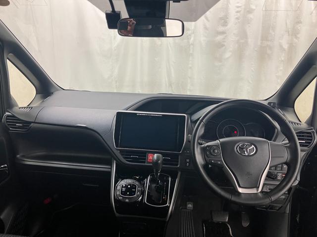 ドライバーの目線です。インパネ周り、スイッチ類などスッキリまとまって使いやすいです。