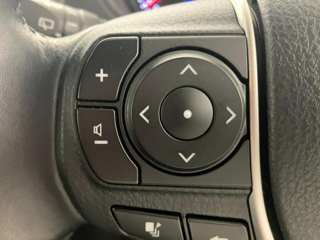 ハンドルの左側には、オーディオのチャンネル、モード、音量などを切り替えるスイッチが付いてます。走行中にモニターを注視しないよう便利な機能です。