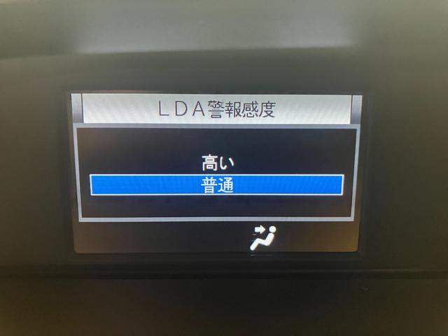 レーンディパーチャーアラート付です。ウインカーを出さずに車線を逸脱しようとすると、ブザーとディスプレイで注意喚起し、ステアリング制御が作動しドライバーに車線逸脱防止を促してくれます。