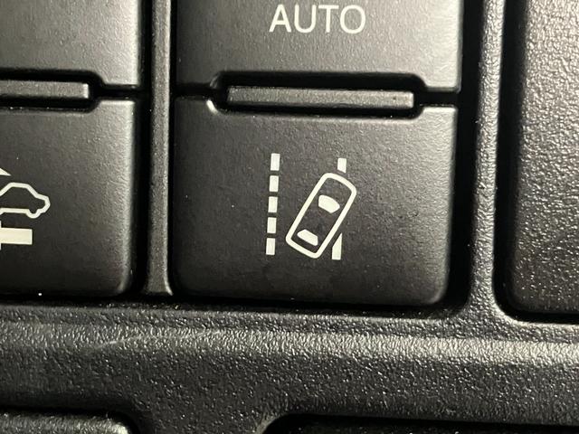 レーンディパーチャーアラート付です。ウインカーを出さずに車線を逸脱しようとすると、ブザーとディスプレイで注意喚起し、ステアリング制御が作動しドライバーに車線逸脱防止を促してくれます。