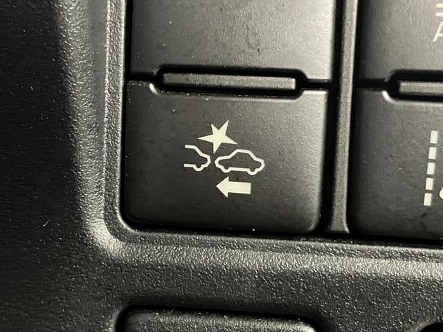 プリクラッシュセーフティーです。カメラとレーダーで自車前方の車両を検知しブザーとディスプレイで注意喚起しブレーキをアシスト、またはブレーキがかかり衝突回避か緩和をします。