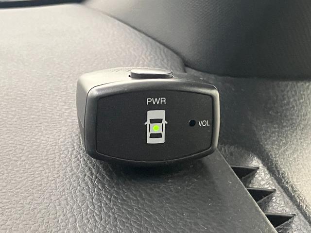 クリアランスソナー付です。低速時に障害物が近づくと警告音で知らせてくれる機能です。