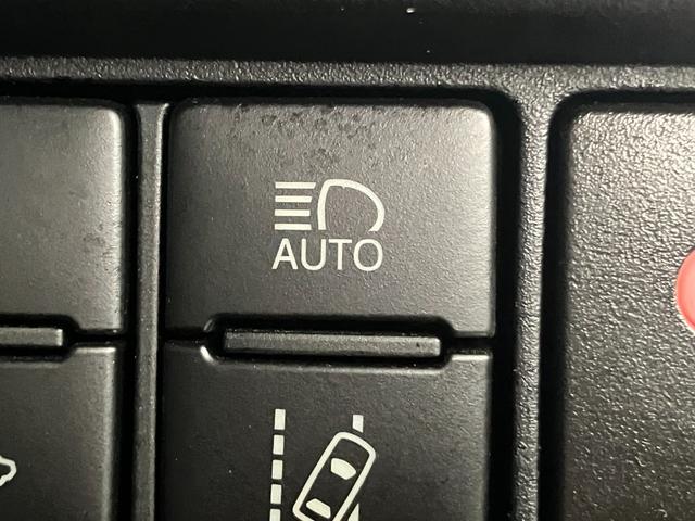 自動ハイビームです。装置をＯＮにしておくと、自車の前方に他車のヘッドライトかテールライトを自動で感知。前方に他車がいる場合は自動でロービーム、他車がいない場合は自動でハイビームに切り替わってくれます。