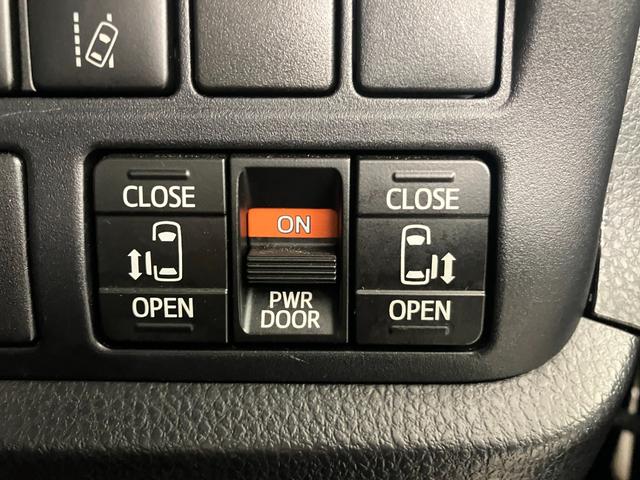 両側電動スライドドアです。各ドアノブだけでなく、運転席でも両側のスライドドアをスイッチひとつでコントロールできます。