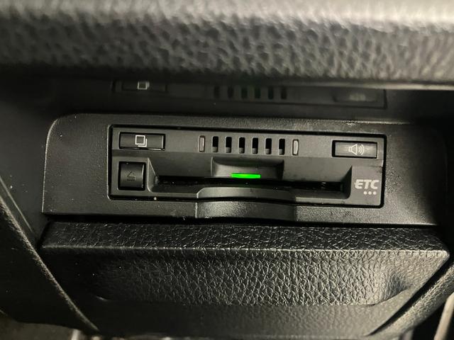 ＥＴＣ付です。ＥＴＣは料金所を一旦停止し係員と料金のやり取りする手間時間が省けるだけでなく、賢く使えば割引が効いたり、マイレージサービスが受けられるなどお得な装備です。