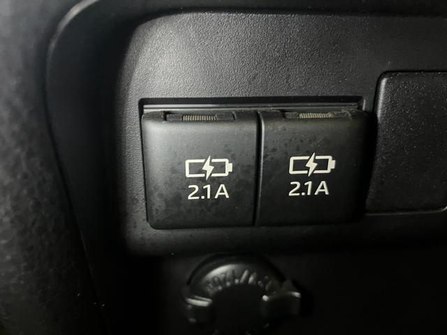 運転席と助手席の間にＵＳＢ電源があります。スマホなど外部機器の電源や充電に便利です。