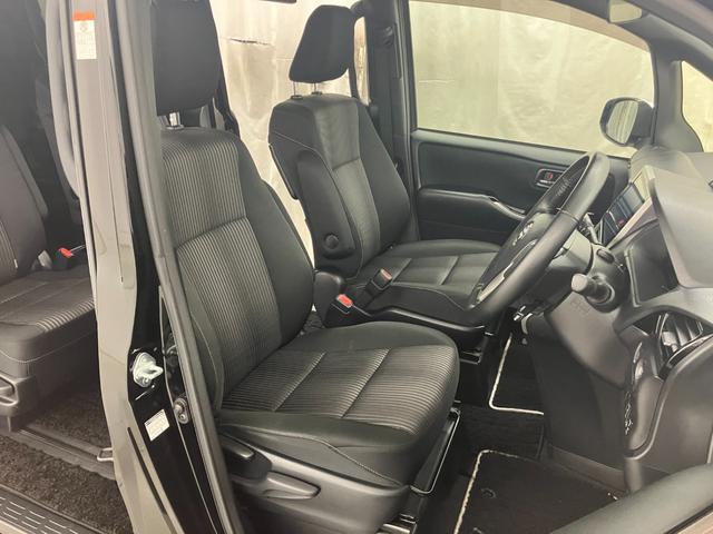 運転席と助手席です。クリーニング専門のスタッフにより隅々まできれいに仕上げております。乗り出しから気持ちよくお使いいただけます。