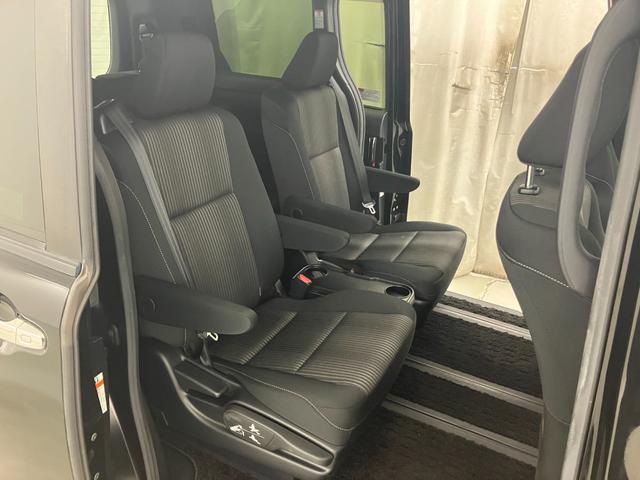 ２列目シートです。キャプテンシートとなっておりますので２列目は２人掛けとなります。シートを後ろにスライドすれば足を伸ばしてリラックスしてワンランク上のドライブ気分が楽しめます。