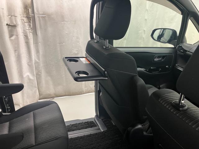 助手席の背もたれにたテーブルとカップホルダーが付いてます。車内でちょっとしたランチやティータイムとして使う事もできます。