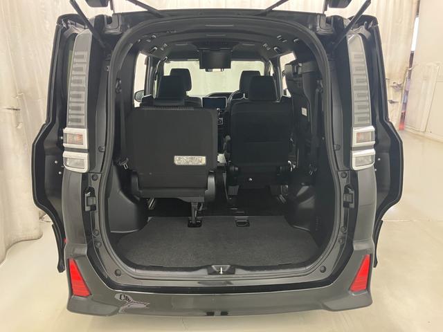 ３列目シートは、跳ね上げ式収納です。簡単にセッティング出来ます。左右独立してますので荷物の大きさによって使い分けられます。