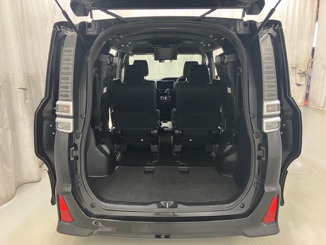 ３列目シートは、跳ね上げ式収納です。簡単にセッティング出来ます。左右独立してますので荷物の大きさによって使い分けられます。