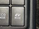 EV MODEスイッチです。駆動用電池から電力を供給し、電気モーターのみを使って走行するモードです。早朝や深夜の住宅街などで騒音や排気ガスを気にすることなく走行することができます。