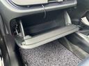 グローブボックスです。車検証や取扱説明書などを収納する場所として利用されることが多いです。