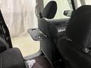 助手席の背もたれにテーブルがあります。車内でちょっとしたランチやティータイムとして使う事もできます。