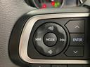 ハンドルの左側には、オーディオのチャンネル、モード、音量などを切り替えるスイッチが付いてます。走行中にモニターを注視しないよう便利な機能です。