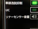 ウインカーを出さずに車線を逸脱しようとすると、ブザーとディスプレイで注意喚起し、ステアリング制御が作動しドライバーに車線逸脱防止を促してくれます。