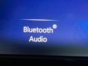 Ｂｌｕｅｔｏｏｔｈオーディオ対応可。お持ちのスマホやｉＰｏｄなどとＢｌｕｅｔｏｏｔｈ接続して外部機器内の音楽などを車内で楽しめます。
