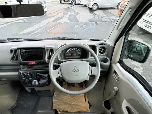 ミニキャブバン Ｅ　４ＷＤ　ＭＴ　両側スライドドア　エアコン　パワーステアリング　運転席エアバッグ　助手席エアバッグ（3枚目）