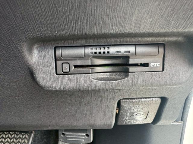プリウス Ｓ　純正ナビ　バックカメラ　Ｂｌｕｅｔｏｏｔｈ接続　ＥＴＣ　ＨＩＤヘッドライト　フォグライト　スマートキー　禁煙車　オートライト　オートエアコン　ワンセグ（5枚目）