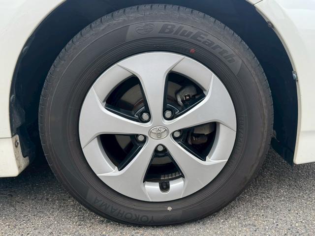プリウス Ｓ　純正ナビ　バックカメラ　Ｂｌｕｅｔｏｏｔｈ接続　ＥＴＣ　ＨＩＤヘッドライト　フォグライト　スマートキー　禁煙車　オートライト　オートエアコン　ワンセグ（10枚目）