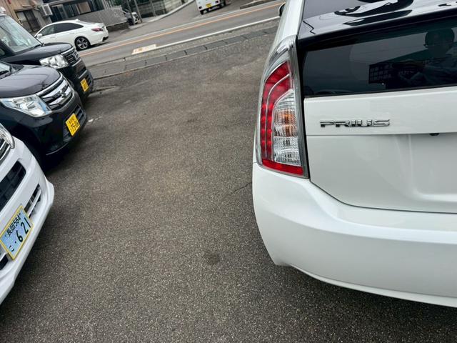 プリウス Ｓ　純正ナビ　バックカメラ　Ｂｌｕｅｔｏｏｔｈ接続　ＥＴＣ　ＨＩＤヘッドライト　フォグライト　スマートキー　禁煙車　オートライト　オートエアコン　ワンセグ（19枚目）