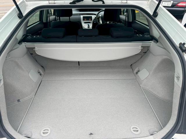 プリウス Ｓ　純正ナビ　バックカメラ　Ｂｌｕｅｔｏｏｔｈ接続　ＥＴＣ　ＨＩＤヘッドライト　フォグライト　スマートキー　禁煙車　オートライト　オートエアコン　ワンセグ（22枚目）
