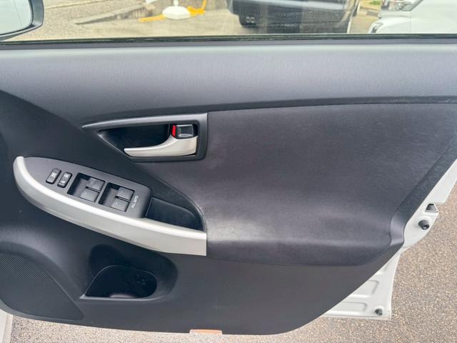 プリウス Ｓ　純正ナビ　バックカメラ　Ｂｌｕｅｔｏｏｔｈ接続　ＥＴＣ　ＨＩＤヘッドライト　フォグライト　スマートキー　禁煙車　オートライト　オートエアコン　ワンセグ（32枚目）