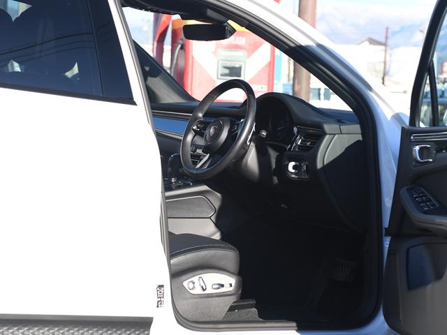 マカン マカン　４ＷＤ　サンルーフ　黒革シート　純正ナビ　全方位カメラ　シートヒーター　ＡＣＣ　ＬＫＡ（17枚目）