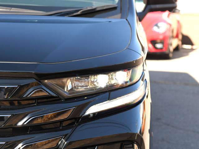 ヴェルファイアハイブリッド Z プレミア モデリスタフルエアロ 禁煙車 冬タイヤ・アルミ有 ユニバーサルステップ デジタルインナーミラー 革シート 全周囲カメラ ツインルーフ HUD 盗難防止装置 スマートキー ナビTV 両側電動スライドドア(10枚目)