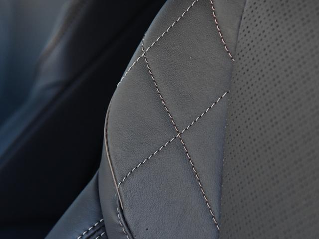 ヴェルファイアハイブリッド Z プレミア モデリスタフルエアロ 禁煙車 冬タイヤ・アルミ有 ユニバーサルステップ デジタルインナーミラー 革シート 全周囲カメラ ツインルーフ HUD 盗難防止装置 スマートキー ナビTV 両側電動スライドドア(26枚目)