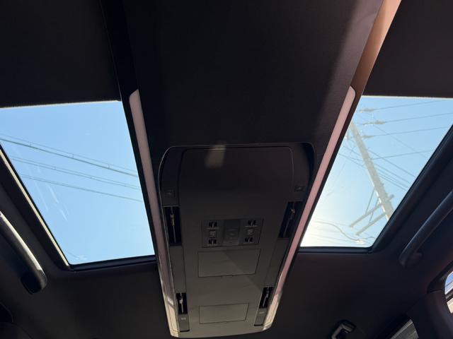 ヴェルファイアハイブリッド Z プレミア モデリスタフルエアロ 禁煙車 冬タイヤ・アルミ有 ユニバーサルステップ デジタルインナーミラー 革シート 全周囲カメラ ツインルーフ HUD 盗難防止装置 スマートキー ナビTV 両側電動スライドドア(65枚目)