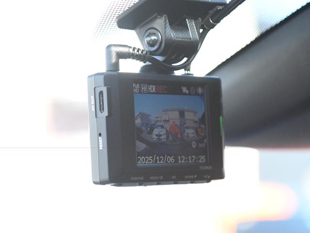 ヴェルファイアハイブリッド Z プレミア モデリスタフルエアロ 禁煙車 冬タイヤ・アルミ有 ユニバーサルステップ デジタルインナーミラー 革シート 全周囲カメラ ツインルーフ HUD 盗難防止装置 スマートキー ナビTV 両側電動スライドドア(71枚目)