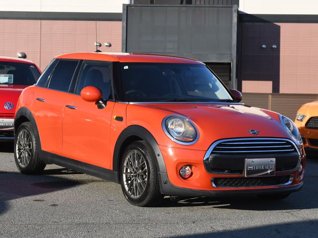 ＭＩＮＩ ワン　ソラリスオレンジ　　禁煙車　純正ナビ　バックモニター　クリアランスソナー　スマートキー　スペアキーアリ（3枚目）