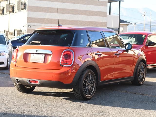 ＭＩＮＩ ワン　ソラリスオレンジ　　禁煙車　純正ナビ　バックモニター　クリアランスソナー　スマートキー　スペアキーアリ（5枚目）