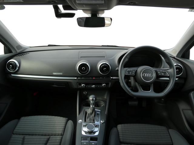 Ａ３ スポーツバック３０ＴＦＳＩ　スポーツ　台数限定車「ｂｌａｃｋ　ｓｔｙｌｉｎｇ」　ＭＭＩナビゲーション　専用１８インチアルミホイール　フラットボトムステアリング　専用シートデザイン　ＬＥＤヘッドライト　ルーフレール　ドライブレコーダー（6枚目）