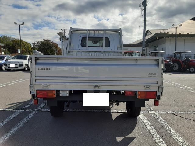 タウンエーストラック DX Xエディション 4WD 5速マニュアル車 エアコン パワステ 両席エアバッグ AMFMラジオ ライトレベライザー 車検R8年7月17日 走行25634キロ 取扱説明書(7枚目)