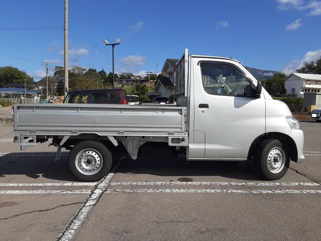 タウンエーストラック DX Xエディション 4WD 5速マニュアル車 エアコン パワステ 両席エアバッグ AMFMラジオ ライトレベライザー 車検R8年7月17日 走行25634キロ 取扱説明書(9枚目)