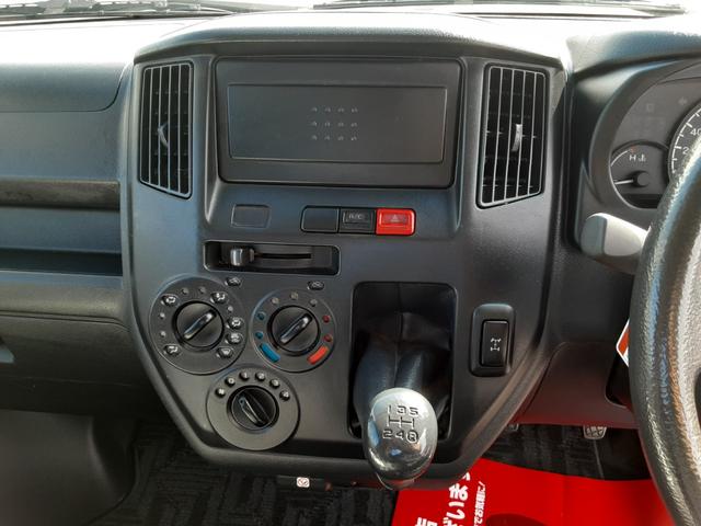 タウンエーストラック DX Xエディション 4WD 5速マニュアル車 エアコン パワステ 両席エアバッグ AMFMラジオ ライトレベライザー 車検R8年7月17日 走行25634キロ 取扱説明書(18枚目)