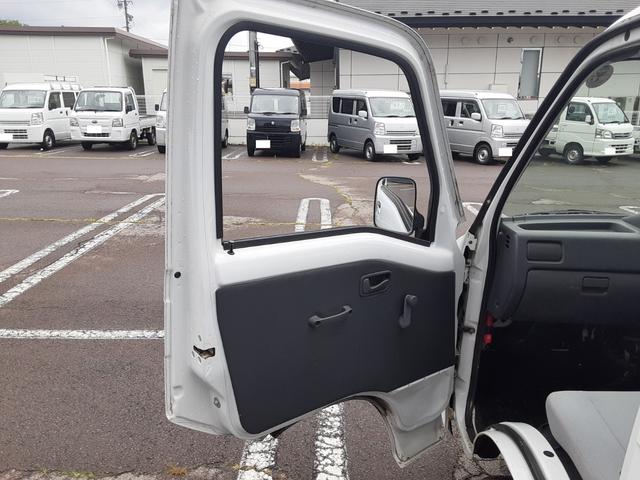 サンバートラック ＴＢ　４ＷＤ　５速マニュアル　エアコン　パワステ　ＡＭＦＭラジオ　ライトレベライザー　ガードプロテクター　荷台ゴムマット　車検整備付　走行５５１４０キロ（36枚目）