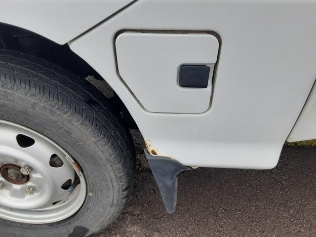 サンバートラック ＴＢ　４ＷＤ　５速マニュアル　エアコン　パワステ　ＡＭＦＭラジオ　ライトレベライザー　ガードプロテクター　荷台ゴムマット　車検整備付　走行５５１４０キロ（76枚目）