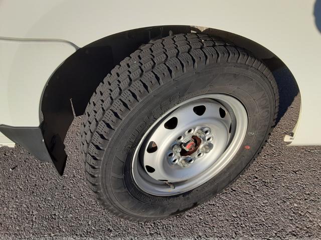 キャリイトラック FC 4WD 5速マニュアル車 エアコンなし パワステ ライトレベライザー ゲートプロテクター あおりチェーン 3方開 車検R9年4/30 走行22794キロ 整備記録簿 スタッドレスタイヤ ノーマルタイヤ(40枚目)