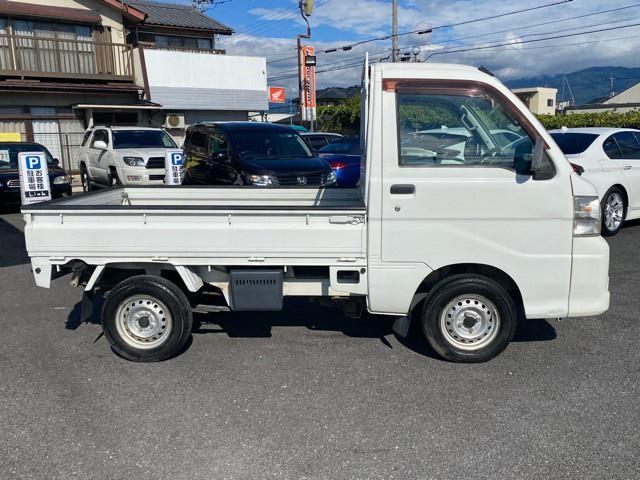 ハイゼットトラック 農用スペシャル　パートタイム４ＷＤ　１年保証付き　ユーザー買取車　エアコン　パワステ　５速マニュアル　荷台マット　三方開　取保（4枚目）