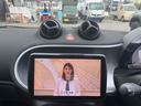 TV付きの車となっております。ドライブの合間の休憩中に気になる番組を見ることができます。
