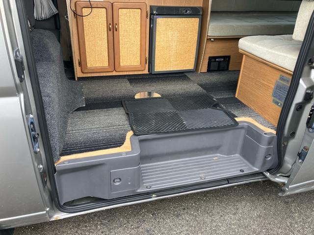キャラバン 　キャンピングカー　８人乗り　車検整備付　ソーラーパネル　ナビ　バックカメラ　ＴＶ　ＥＴＣ　キーレス　スライドドア（手動）　ＬＥＤヘッドライト　フロントフォグランプ　スタッドレスタイヤ＆アルミホイール有（13枚目）